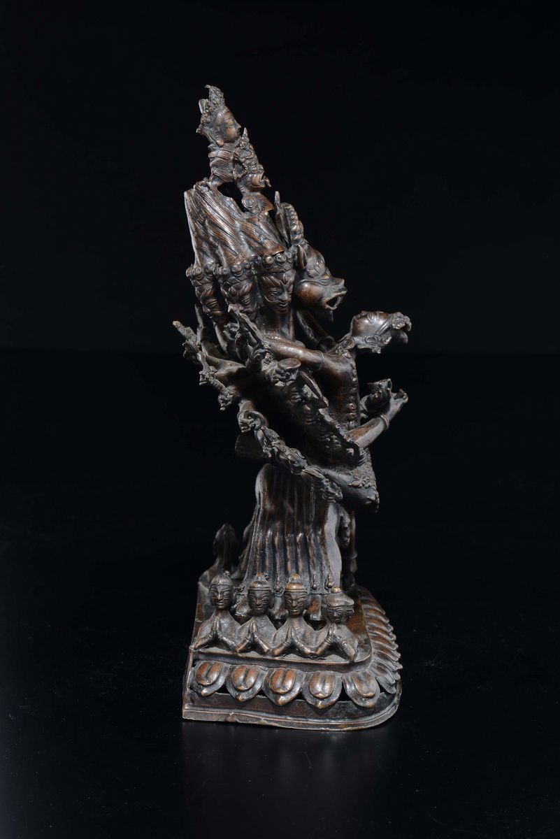 Figura di Vajrabhairava in Bronzo su Fiore di Loto, Tibet, XIX Secolo