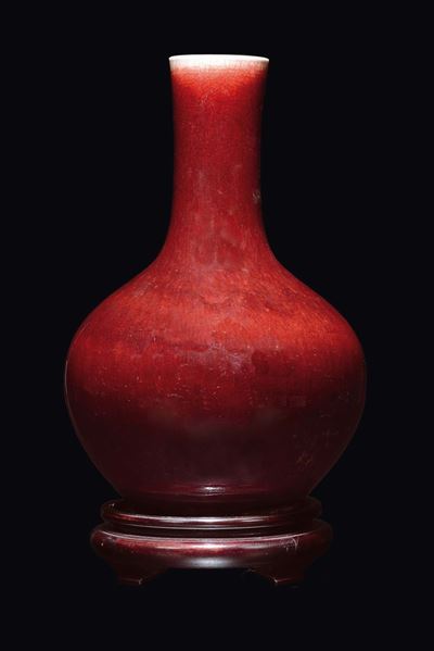 Vaso a Bottiglia in Porcellana Monocroma Sangue di Bue, Cina, Dinastia Qing, XIX Secolo