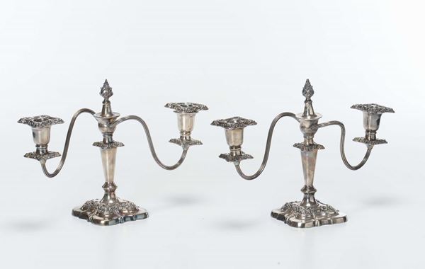 Coppia di piccoli candelieri a due luci in metallo argentato