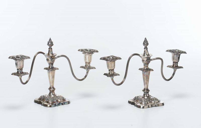 Coppia di piccoli candelieri a due luci in metallo argentato  - Auction Fine Art - Cambi Casa d'Aste