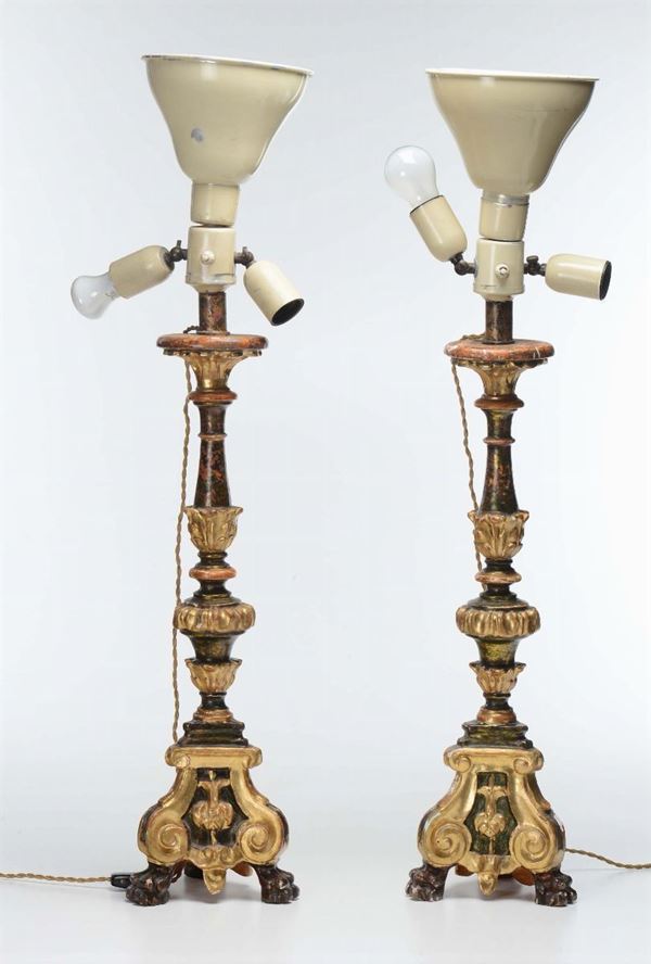 Coppia di candelieri in legno intagliato, laccato e dorato, XIX secolo