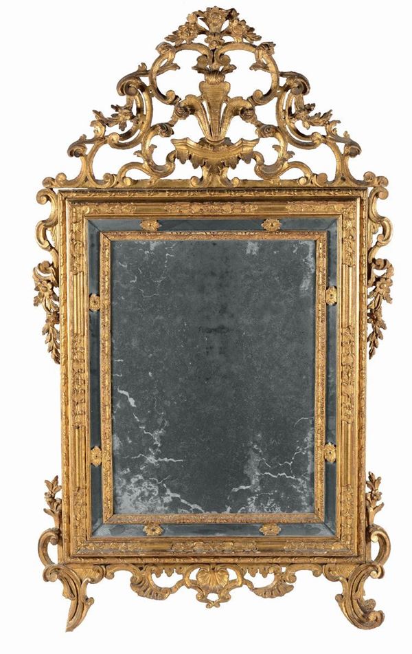 Specchiera Luigi XIV in legno finemente intagliato ed interamente dorato, Piemonte XVIII secolo