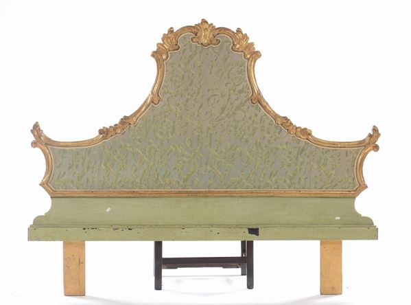Testata di letto in legno intagliato e dorato, XIX secolo