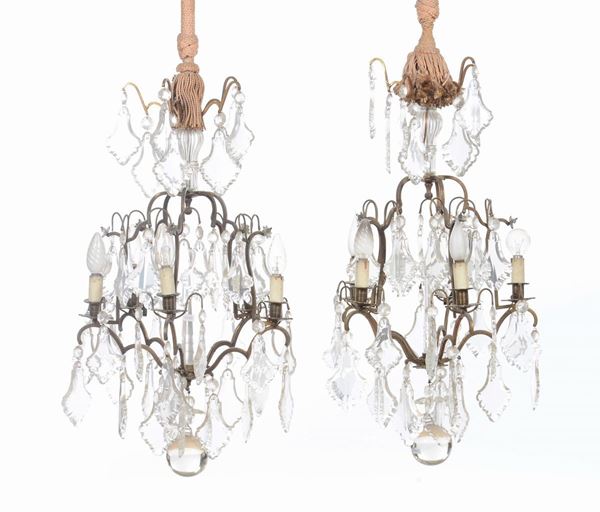 Coppia di piccoli lampadarii a quattro luci in metallo e cristalli, XIX secolo