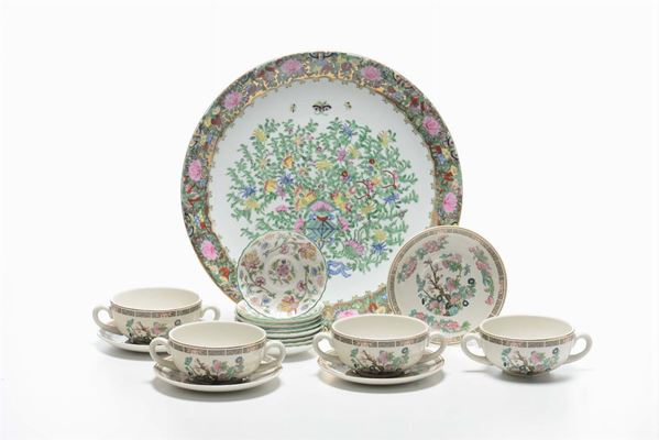 Set of polychrome enamelled porcelains: twelve soup plate, eleven small dishes, ten coffee cups with dishes, eight saucers, three salad bowls, a round serving plate, four broth cups, China, 19th/20th century