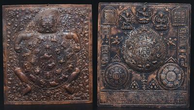 Due Placche in Rame Sbalzato Raffiguranti Divinità e Ruota con Segni Zodiacali, Tibet, XIX Secolo