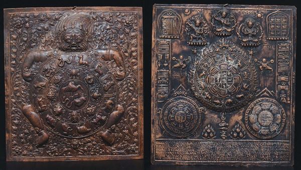 Due placche in rame sbalzato raffiguranti divinità e ruota con segni zodiacali, Tibet, XIX secolo