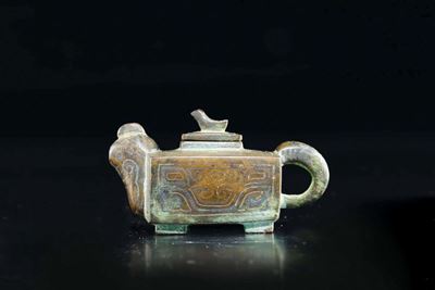 Piccolo Incensiere Shisou in Bronzo a Teiera con Innesti D'argento, Cina, Dinastia Ming, XVII Sec...