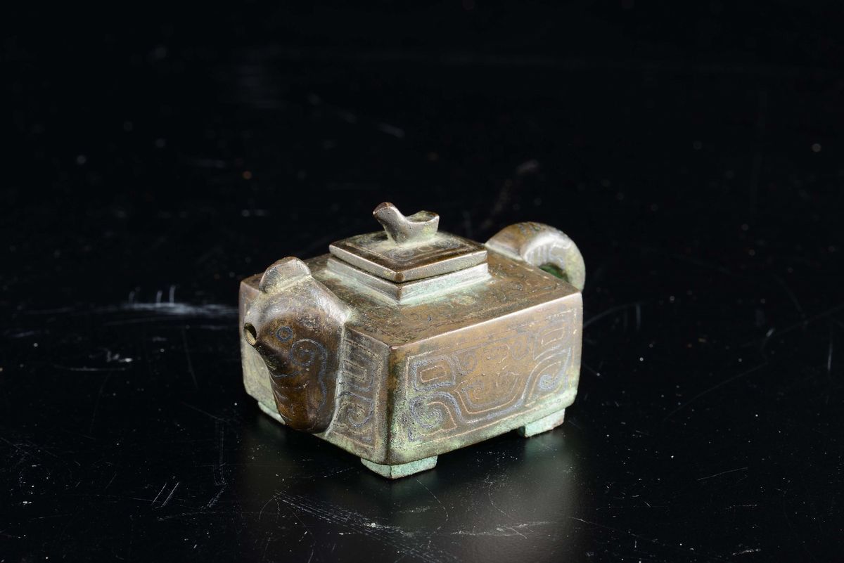 Piccolo Incensiere Shisou in Bronzo a Teiera con Innesti D'argento, Cina, Dinastia Ming, XVII Sec...