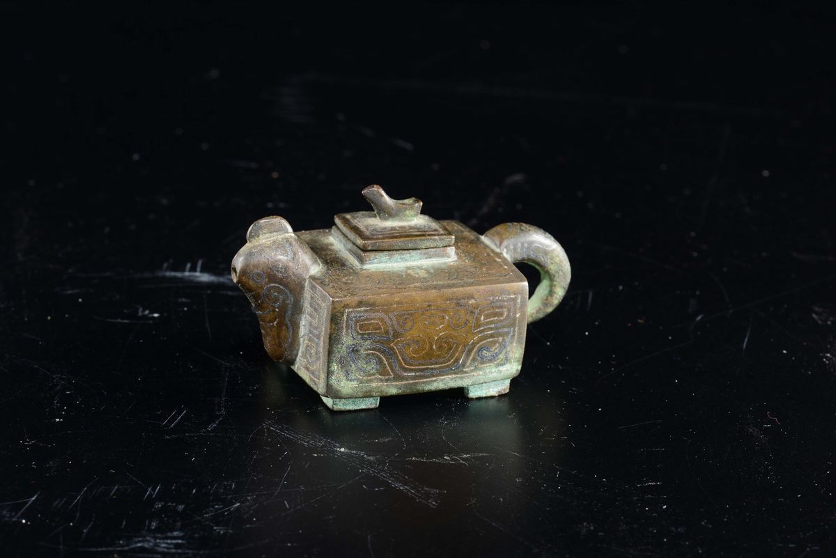 Piccolo Incensiere Shisou in Bronzo a Teiera con Innesti D'argento, Cina, Dinastia Ming, XVII Sec...