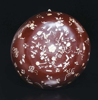Coperchio in Lacca con Intarsi in Madreperla con Strumenti Musicali e Fiori, Cina, XX Secolo