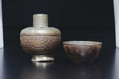 Un Tea Caddy ed una Coppetta in Guscio di Noce di Cocco e Metallo con Iscrizioni e Decoro a Rilie...