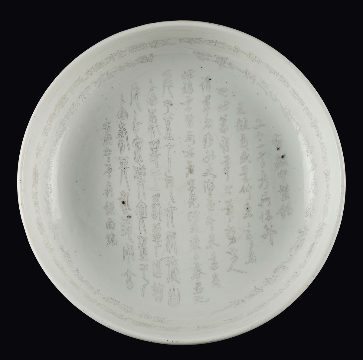 Ciotola in Porcellana con Iscrizioni Graffite su Tutta la Superficie, Cina, Dinastia Qing, XIX Se...