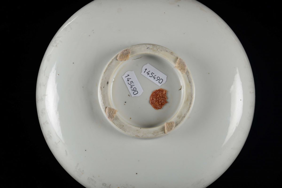Ciotola in Porcellana con Iscrizioni Graffite su Tutta la Superficie, Cina, Dinastia Qing, XIX Se...