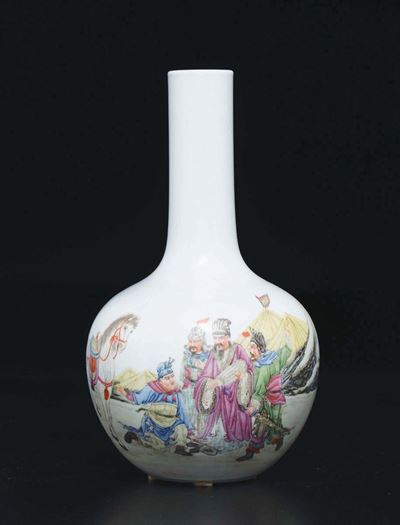 Vaso a Bottiglia con Dignitari in Porcellana Famiglia Rosa, Cina, Repubblica, XX Secolo