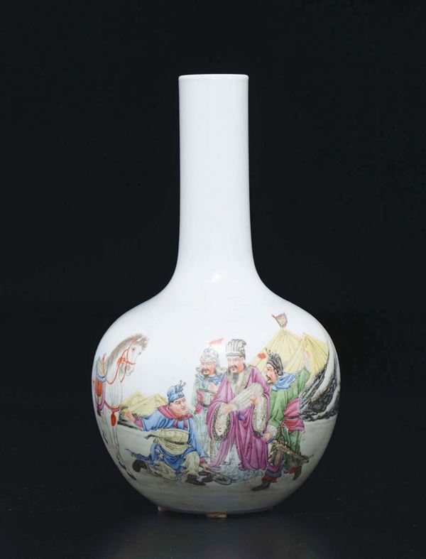 Vaso a bottiglia con dignitari in porcellana Famiglia Rosa, Cina, Repubblica, XX secolo