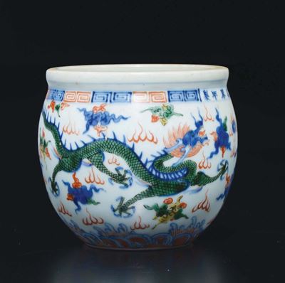 Piccolo Cachepot in Porcellana Wucai Cinque Colori con Due Draghi, Cina, Dinastia Qing, XIX Secol...