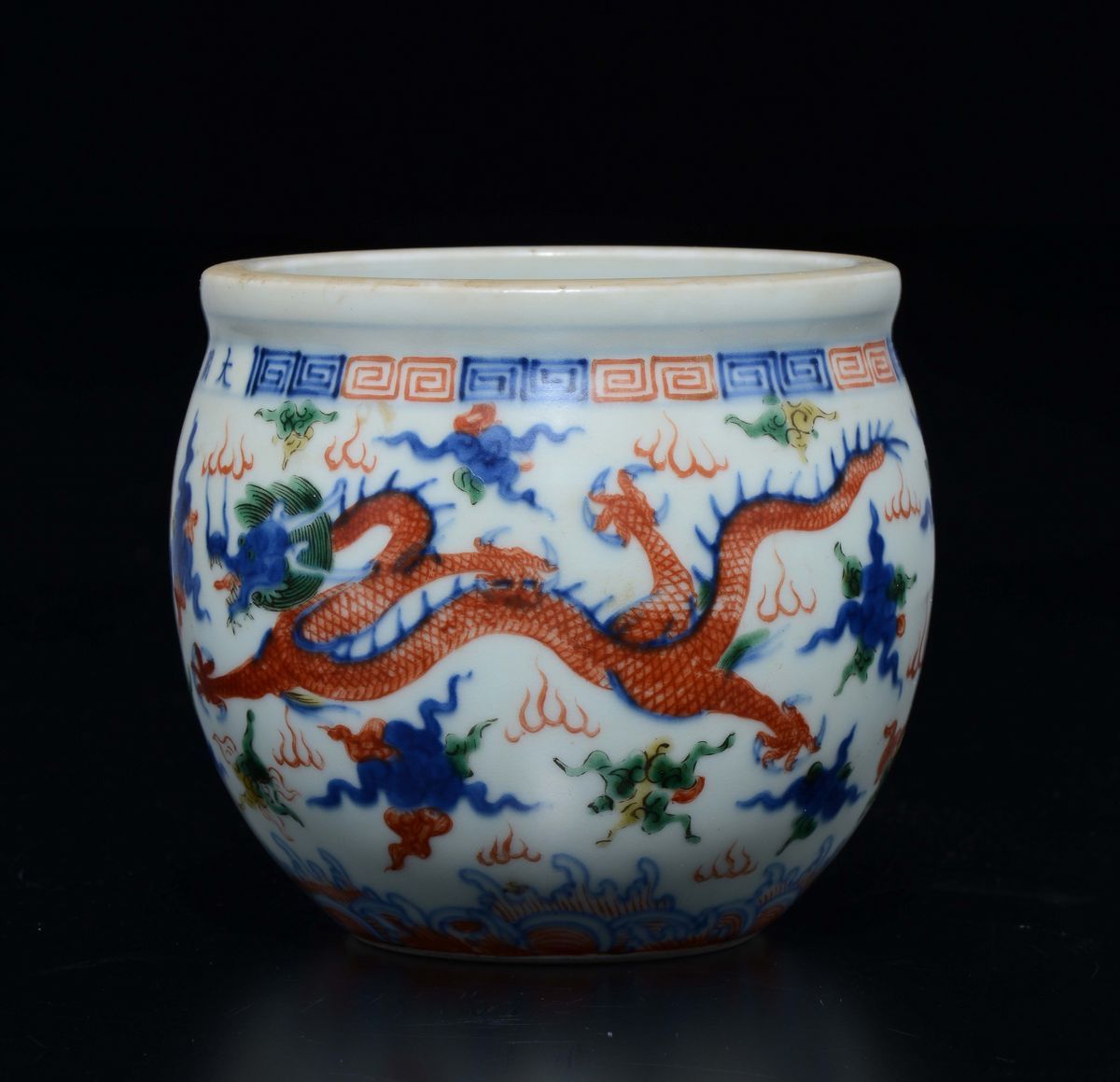 Piccolo Cachepot in Porcellana Wucai Cinque Colori con Due Draghi, Cina, Dinastia Qing, XIX Secol...
