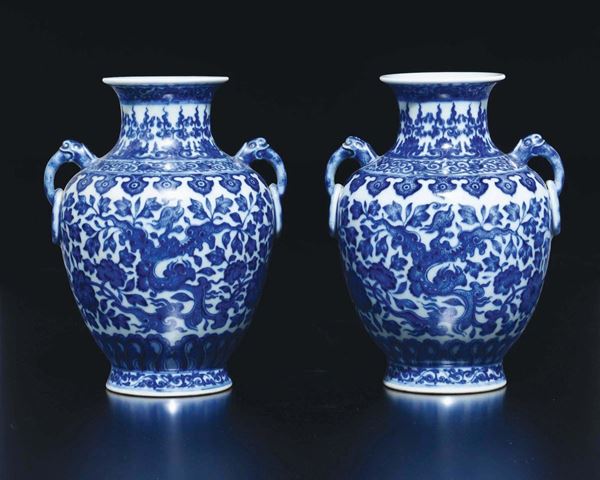 Coppia di vasetti a doppia ansa in porcellana bianca e blu con decoro a fiori e fenice, Cina, Dinastia  [..]