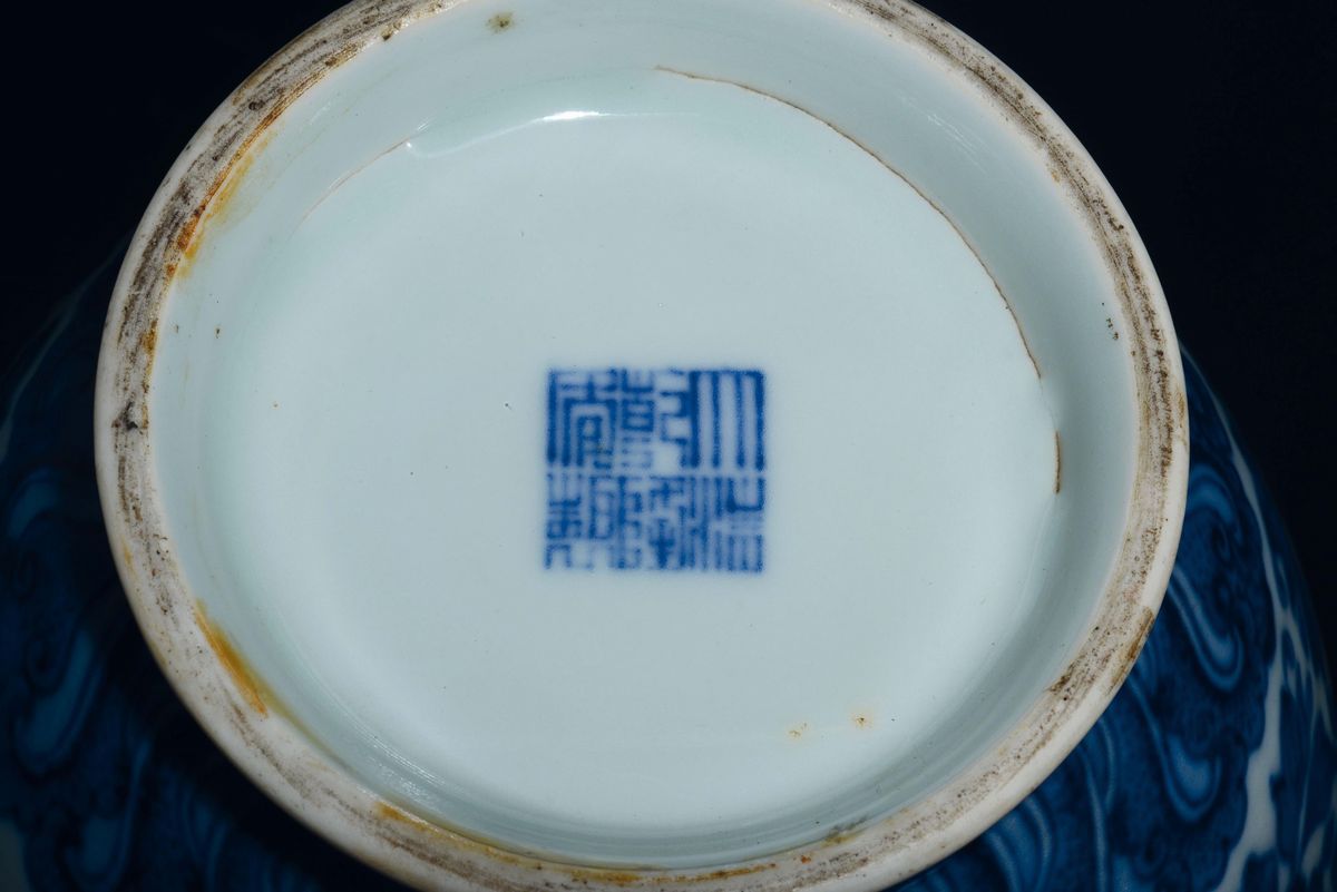 Coppia di Vasetti a Doppia Ansa in Porcellana Bianca e Blu con Decoro a Fiori e Fenice, Cina, Din...