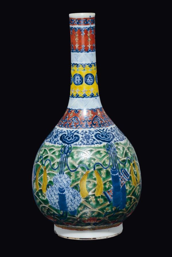 Vaso a bottiglia in porcellana a smalti policromi Ducai con decoro naturalistico, Cina, Dinastia Qing, epoca Kangxi (1662-1722)