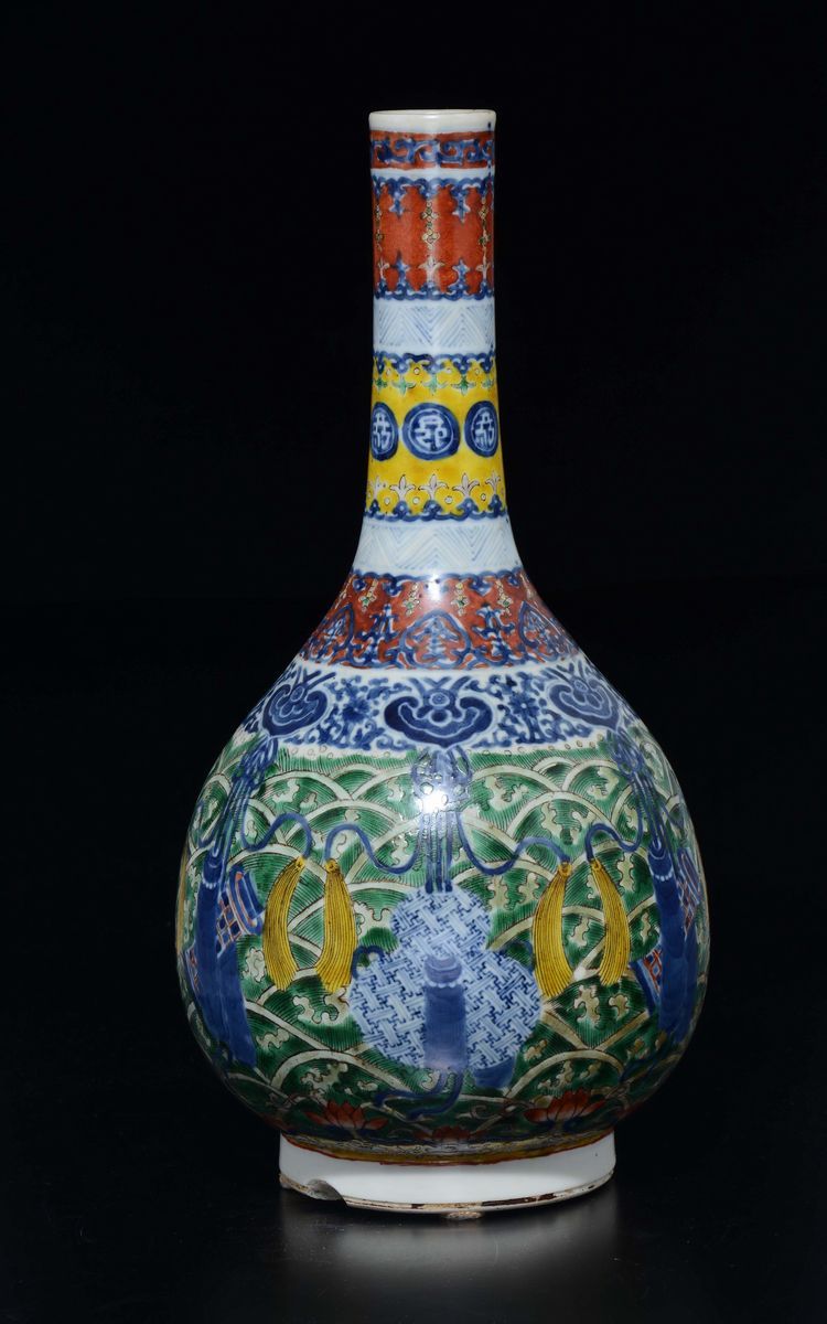 Vaso a Bottiglia in Porcellana a Smalti Policromi Ducai con Decoro Naturalistico, Cina, Dinastia ...