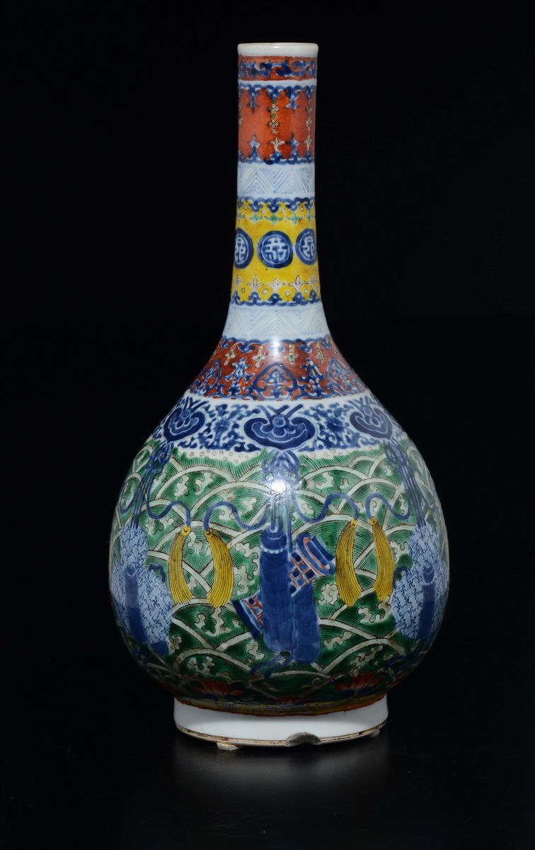 Vaso a Bottiglia in Porcellana a Smalti Policromi Ducai con Decoro Naturalistico, Cina, Dinastia ...