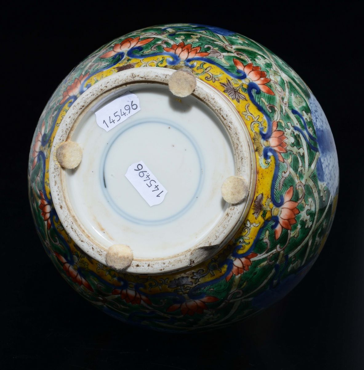 Vaso a Bottiglia in Porcellana a Smalti Policromi Ducai con Decoro Naturalistico, Cina, Dinastia ...