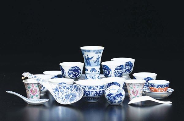 Set of blue and white and polychrome enamelled porcelains: a cuo, two glasses with lotus flower, a small dish with red baths, a small birdsbath, a blue and red cup,a blue and white glass, three spoons, eight Guangxu cup and a pair of small vases with dragons, China, Qing Dynasty, 19th century