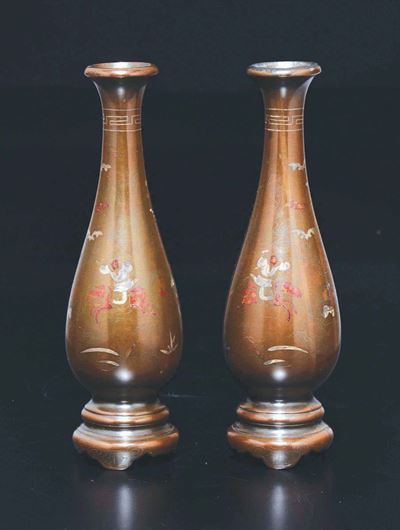 Coppia di Vasetti con Scene di Battaglia in Bronzo Shi Sou, Cina, Dinastia Qing, XIX Secolo