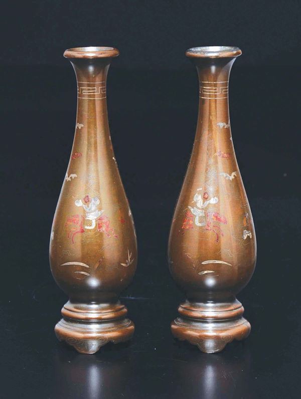 Coppia di vasetti con scene di battaglia in bronzo Shi sou, Cina, Dinastia Qing, XIX secolo
