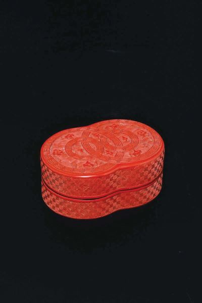 Piccola Scatola in Lacca Rossa con Coperchio con Decoro Trapuntato, Cina, XX Secolo