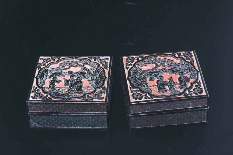Coppia di scatole in lacca rossa e nera con coperchio con raffigurazioni di attendenti e fanciulli, Cina, Dinastia Qing, XIX secolo  - Asta Chinese Works of Art - Cambi Casa d'Aste