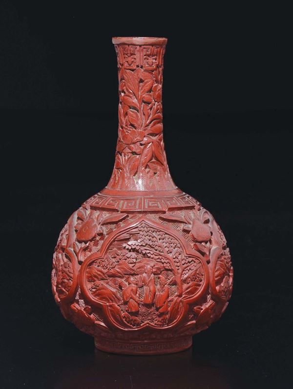 Vasetto in lacca rossa a decoro naturalistico e con dignitari entro riserve, Cina, Dinastia Qing, XIX secolo