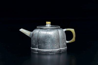 Piccola Teiera in Metallo con Profili in Giada ed Iscrizioni su Tutta la Superficie, Cina, Dinast...
