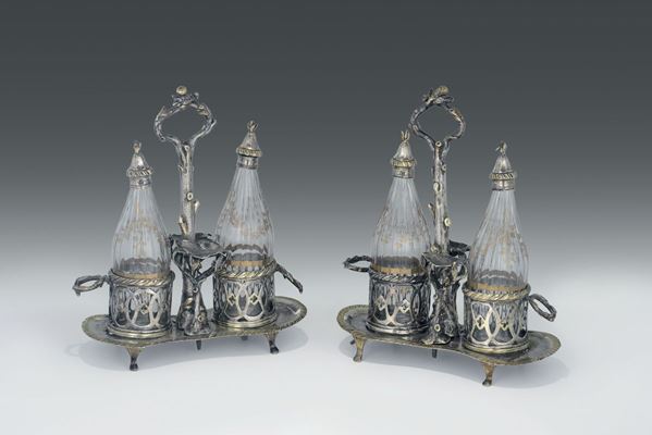 Coppia di oliere in argento fuso, sbalzato, cesellato e parzialmente dorato, ampolle in vetro soffiato e dorato Venezia fine del XVIII secolo