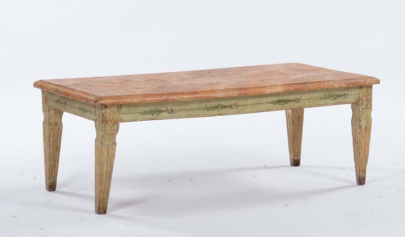 Tavolo basso in legno laccato, XX secolo  - Asta Antiquariato - Cambi Casa d'Aste