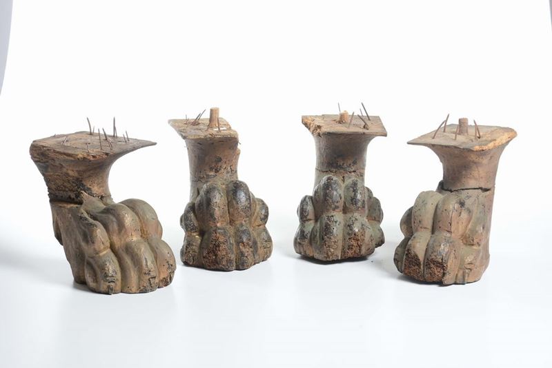 Quattro piedi di cassettone a guisa di zampa leonina in legno intagliato, XVI secolo  - Auction Fine Art - Cambi Casa d'Aste