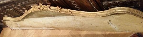 Grande mantovana in legno intagliato e dorato