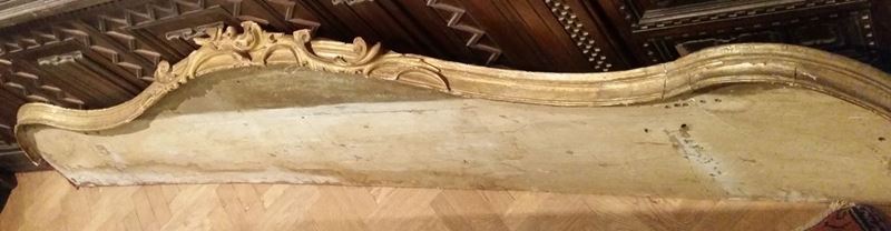 Grande mantovana in legno intagliato e dorato  - Asta Antiquariato - Cambi Casa d'Aste