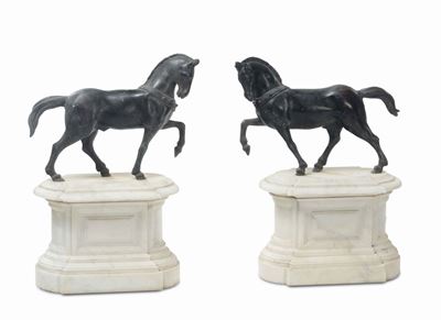 Due Cavalli in Bronzo Brunito su Basi in Marmo Bianco, XX Secolo