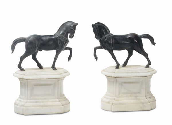 Due cavalli in bronzo brunito su basi in marmo bianco, XX secolo