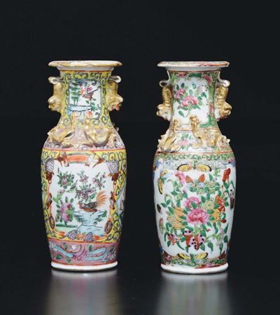 Due Vasetti in Porcellana a Smalti Policromi con Decoro Naturalistico di Fiori ed Uccellini, Cina...