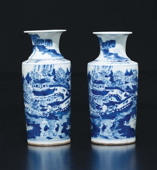 Coppia di vasetti in porcellana bianca e blu con raffigurazione di paesaggio con case, Cina, Dinastia Qing, XIX secolo