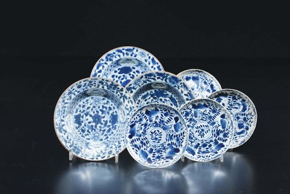 Lotto composto da sette piatti in porcellana bianca e blu a decoro naturalistico, Cina, Dinastia Qing, XIX secolo
