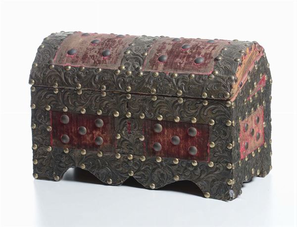 Bauletto in legno rivestito in tessuto e metallo, XVIII secolo