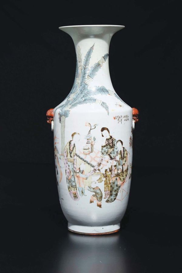 Vaso in porcellana a smalti policromi con Guanyin ed iscrizioni, Cina, Dinastia Qing, XIX secolo