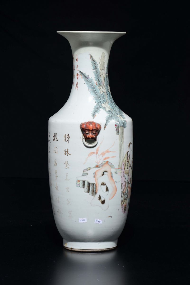 Vaso in Porcellana a Smalti Policromi con Guanyin ed Iscrizioni, Cina, Dinastia Qing, XIX Secolo
