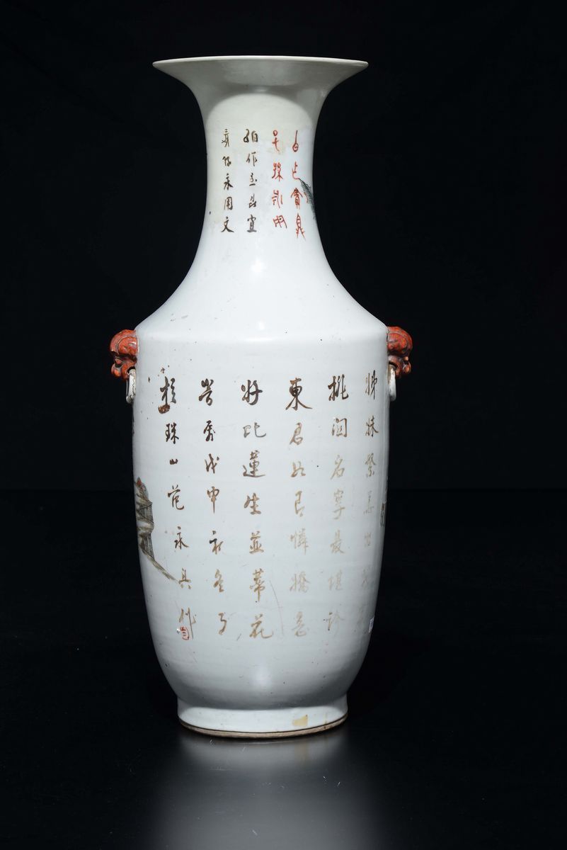 Vaso in Porcellana a Smalti Policromi con Guanyin ed Iscrizioni, Cina, Dinastia Qing, XIX Secolo