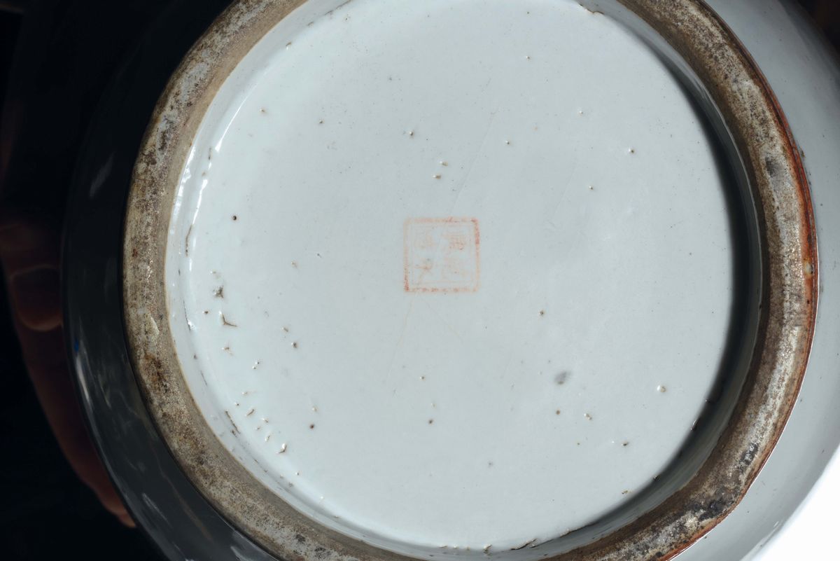Vaso in Porcellana a Smalti Policromi con Guanyin ed Iscrizioni, Cina, Dinastia Qing, XIX Secolo